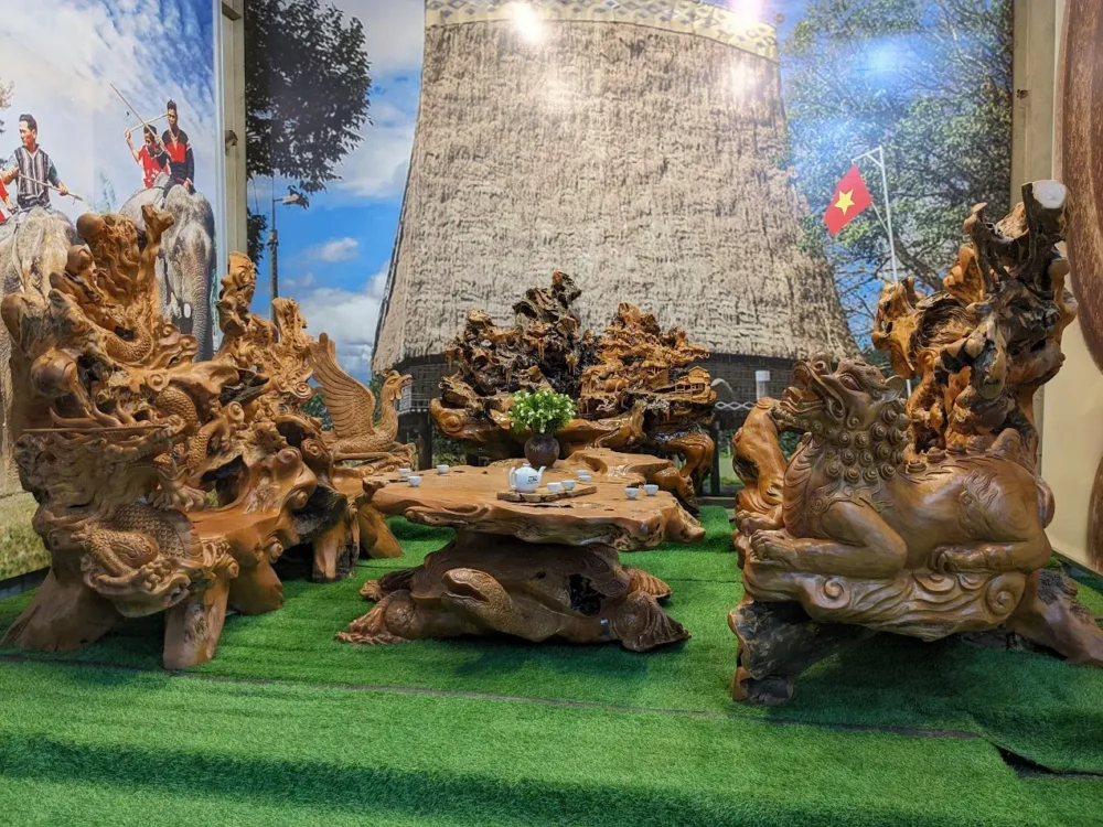 Bộ bàn ghế Tứ Linh (Gỗ Lũa trai vàng) - Hình ảnh 4
