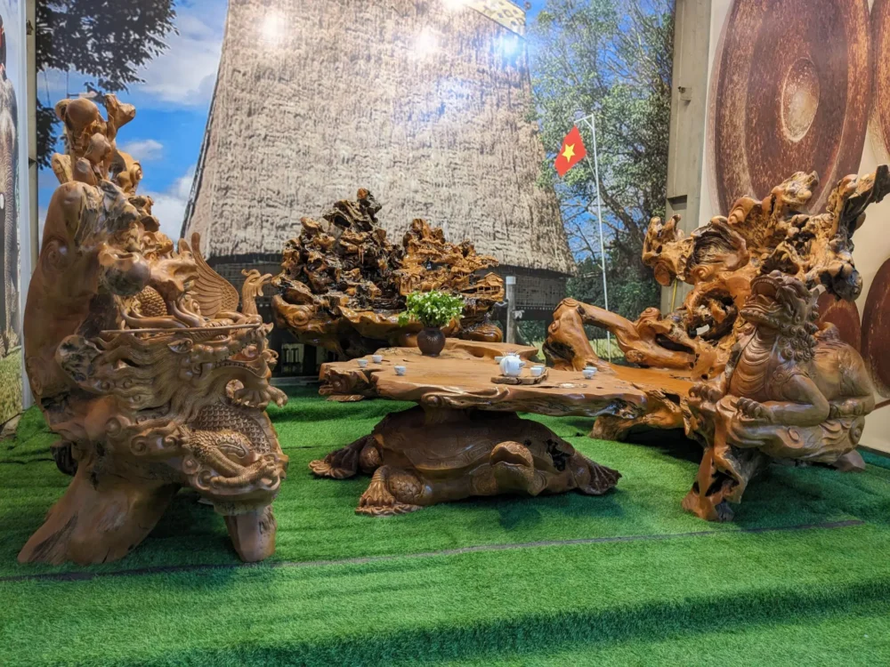 Bộ bàn ghế Tứ Linh (Gỗ Lũa trai vàng) - Hình ảnh 5