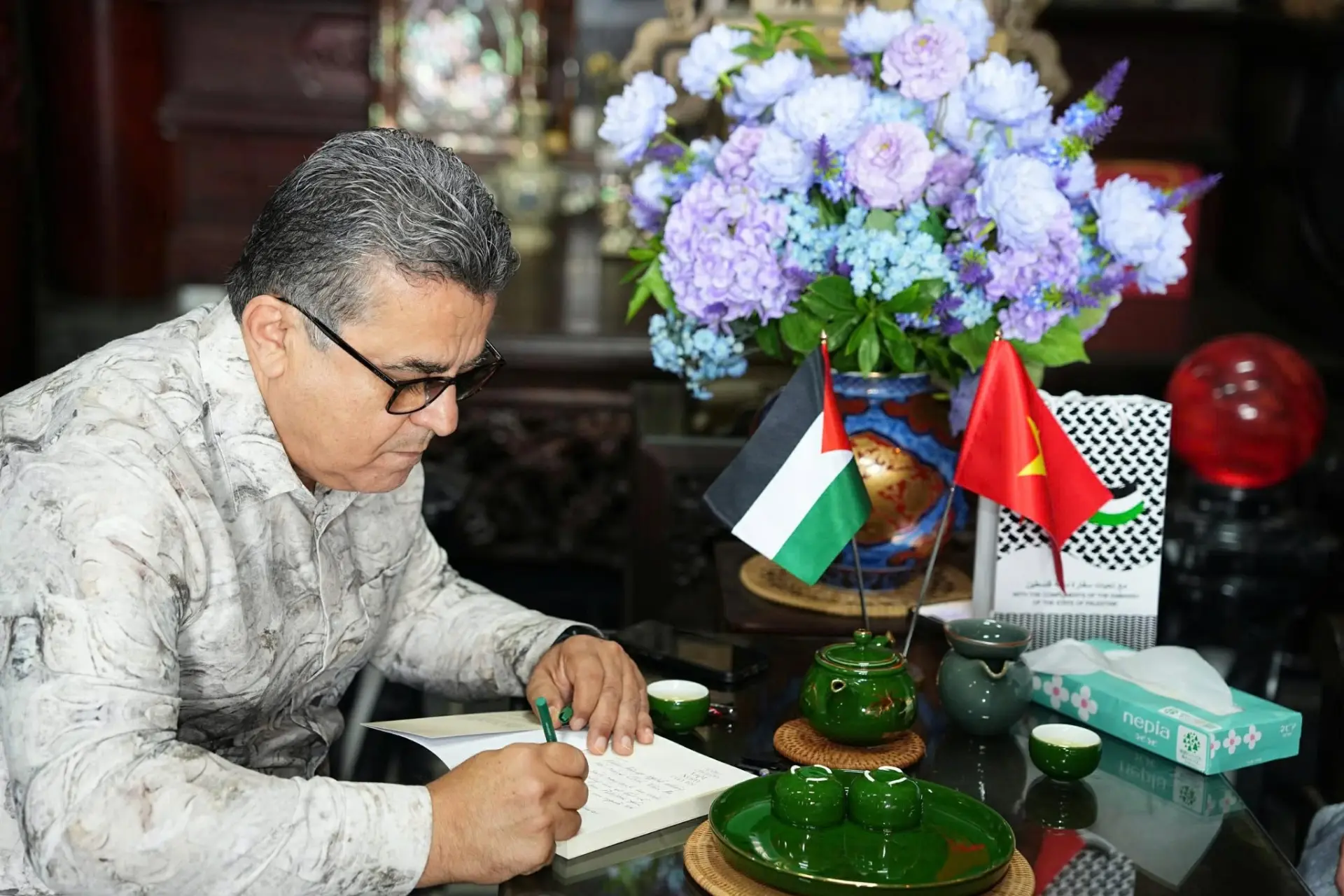 CHUYẾN THĂM VÀ TRẢI NGHIỆM NGHỆ THUẬT GỖ LŨA TRAI VÀNG CỦA NGÀI ĐẠI SỨ PALESTINE