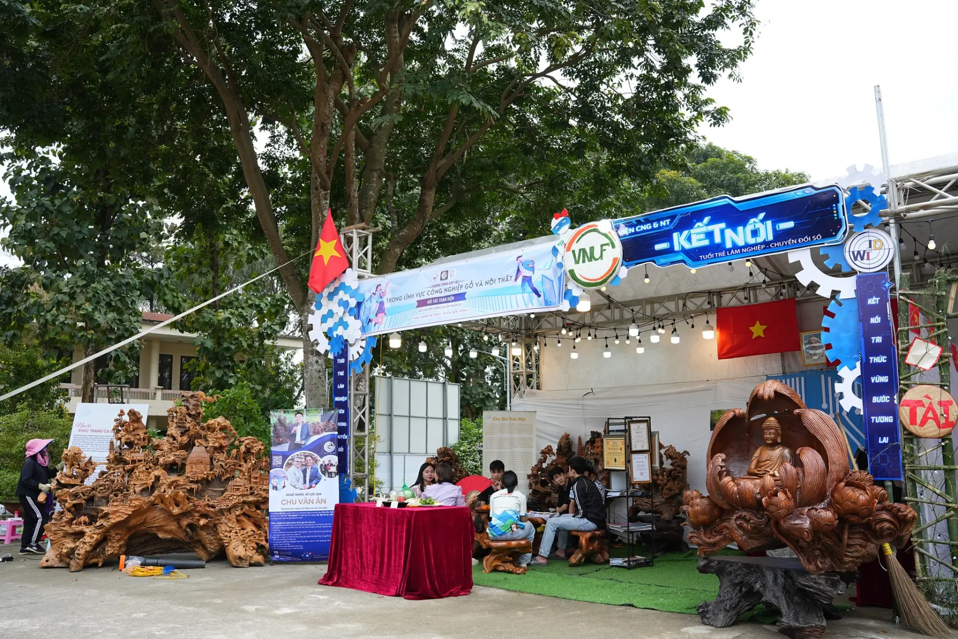 DẤU ẤN NON BỘ GỖ LŨA TRAI VÀNG TẠI ĐẠI HỌC LÂM NGHIỆP TRONG LỄ KỶ NIỆM 95 NĂM THÀNH LẬP ĐOÀN