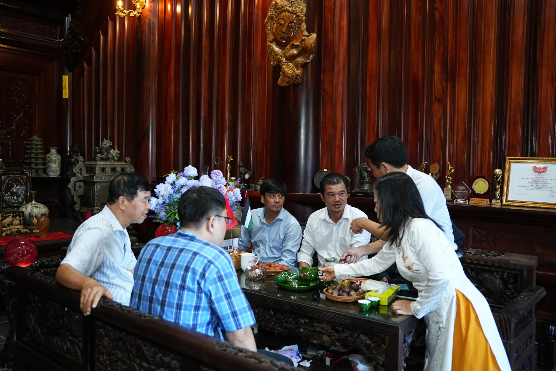 Không gian Di sản Gỗ Lũa Trai Vàng Việt Nam – Chu Gia Trác Mộc vinh dự đón tiếp PGS.TS Vũ Công Ty cùng đoàn chuyên gia, doanh nhân đến tham quan và trải nghiệm