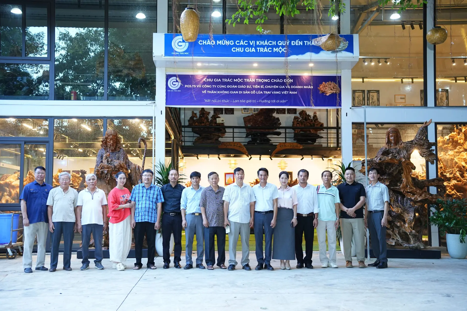 Không gian Di sản Gỗ Lũa Trai Vàng Việt Nam – Chu Gia Trác Mộc vinh dự đón tiếp PGS.TS Vũ Công Ty cùng đoàn chuyên gia, doanh nhân đến tham quan và trải nghiệm