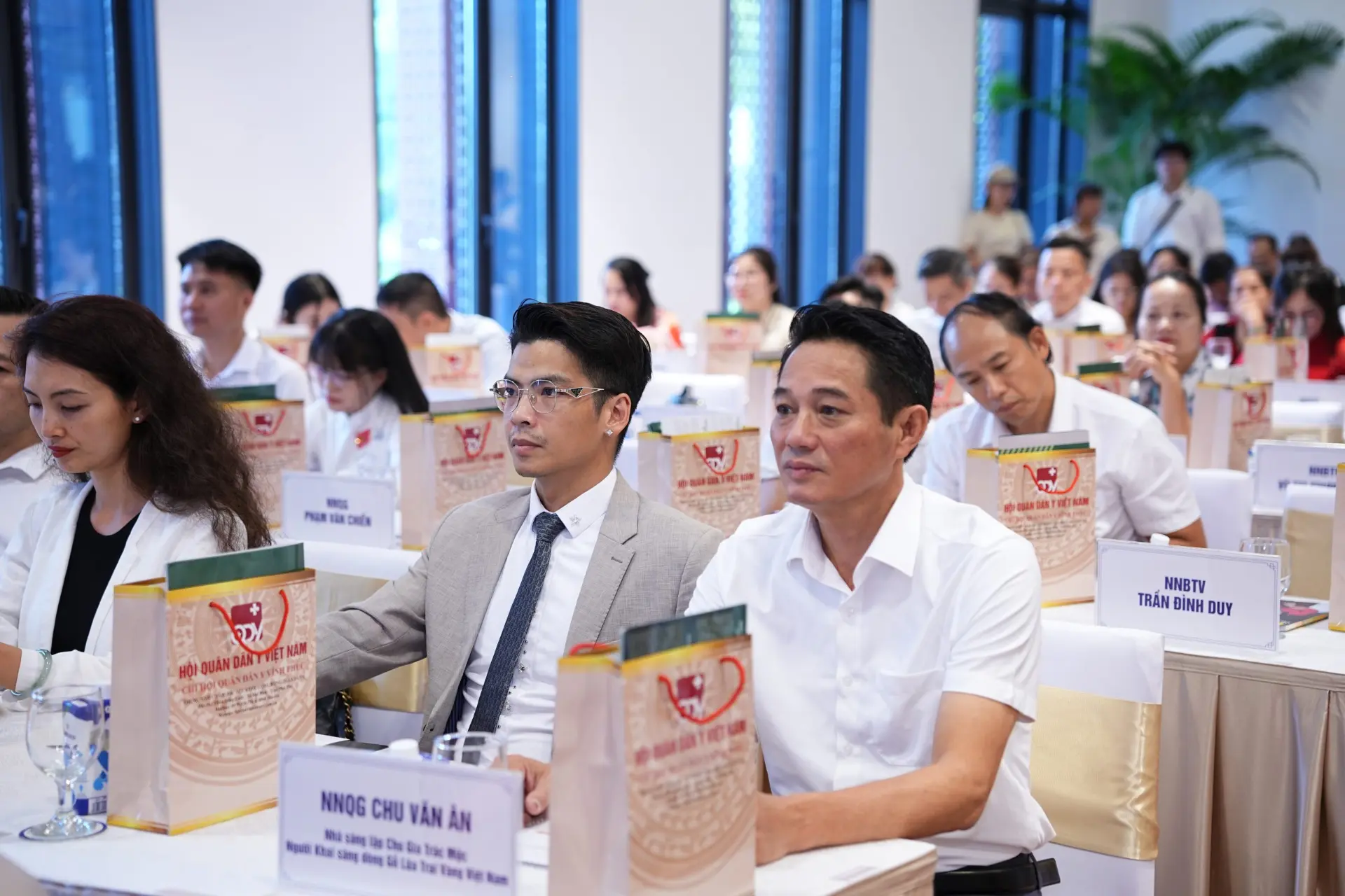 NGHỆ NHÂN CHU VĂN ÂN ĐÓN NHẬN DANH HIỆU NGHỆ NHÂN QUỐC GIA – SỰ GHI NHẬN CAO QUÝ CHO HÀNH TRÌNH GÌN GIỮ TINH HOA GỖ LŨA TRAI VÀNG