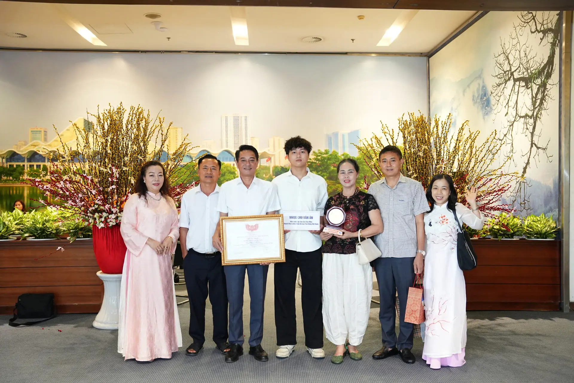 NGHỆ NHÂN CHU VĂN ÂN ĐÓN NHẬN DANH HIỆU NGHỆ NHÂN QUỐC GIA – SỰ GHI NHẬN CAO QUÝ CHO HÀNH TRÌNH GÌN GIỮ TINH HOA GỖ LŨA TRAI VÀNG
