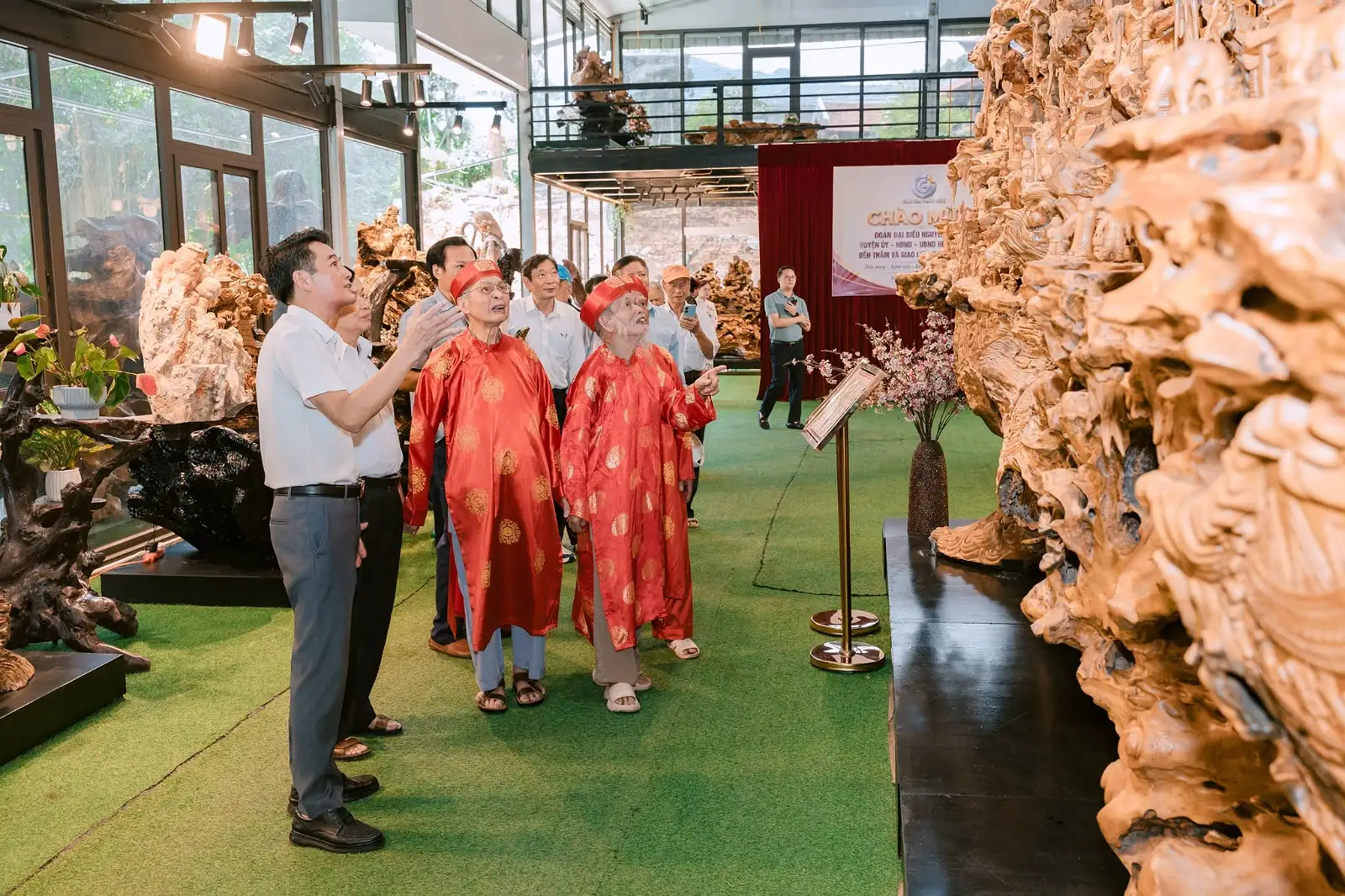 Đoàn nguyên lãnh đạo huyện Thạch Thất ghé thăm Chu Gia Trác Mộc